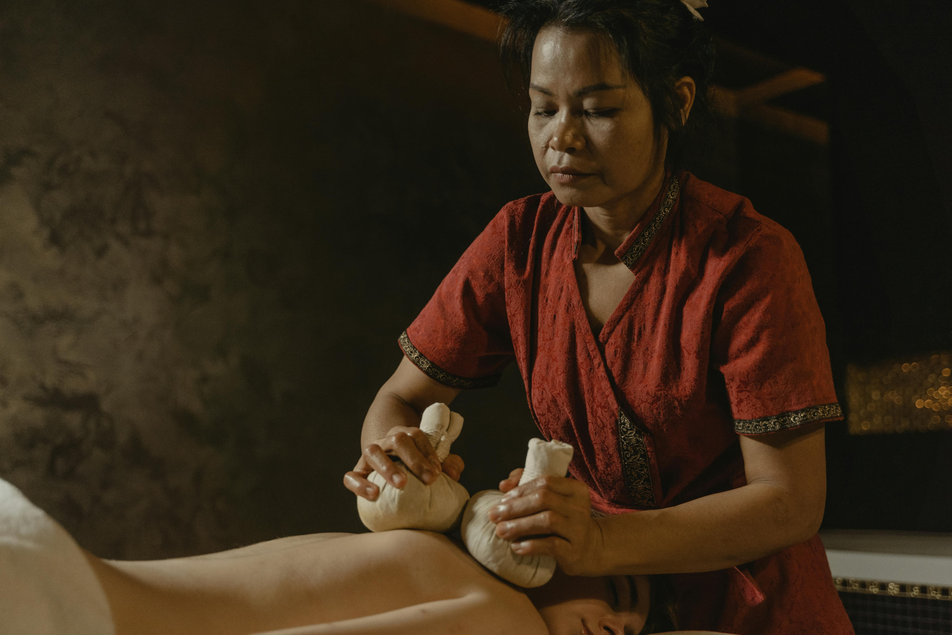 Ayurvedisk massage med örtpåsar